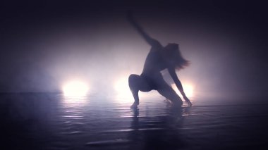 şehvetli çift sanatsal ve duygusal bir çağdaş dans performans.