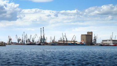 Selanik limanının ticari bölümünde çalışan büyük turnalar.