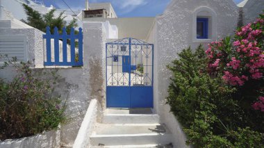 Yunanistan 'ın Santorini adasında, Avrupa' nın parlak mavi bahçe kapısı. Geleneksel ünlü beyaz Yunan mimarisi.