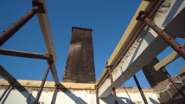 Tahta levhalar ve güneş parlıyor. İnşaat yanıyor. Yangın evi tamiri.