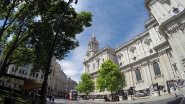 29 Haziran 2017 'de, güneşli bir günde St. Paul Katedrali' nin önünden iki katlı bir gemi geçti.