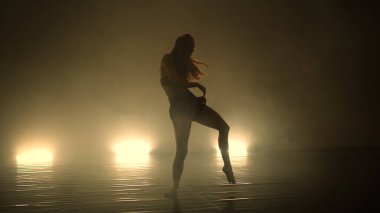 Modern serbest stil balerinin duygusal ve şehvetli dansı.