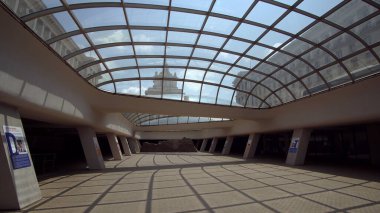 Bulgar Ulusal Meclisi 'nin sarayı, antik Roma kentinin tarihi kalıntılarını koruyan cam tavanlı modern bir bina olan Serdika metro istasyonunun girişinden görüldü.