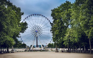 Paris, Fransa 'daki Tuileries Garden' dan Concorde Meydanı 'nda dönme dolap.
