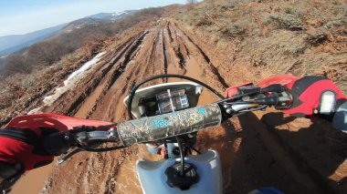Enduro Ekstrem Motokros MX sürücüsü Kirli Dağ Oranında Harekete Geçti