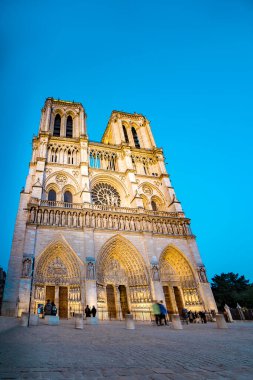 Notre Dame de Paris 'in alacakaranlık manzarası, Fransa