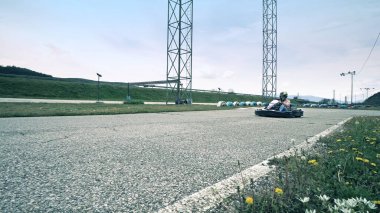 Go-kart yarış dönüşünde.