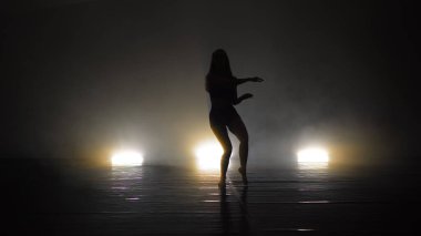 Çağdaş Dansçı Kadın Erotik Şehvetli Dans Ediyor