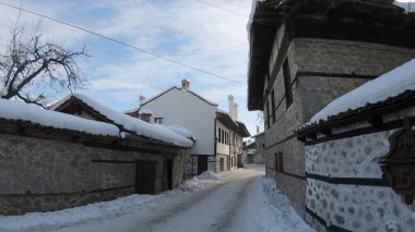 Bulgaristan 'ın Bansko kentindeki Long Back Alley Stone Pavement Pirin Dağı' nda bir kayak merkezi