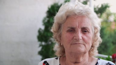 Depresif yaşlı kadın evde