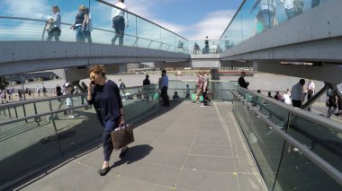 LONDON, ENGLAND- 29 Haziran 2017: Londra 'daki Milenyum Köprüsü' nde Turist POV