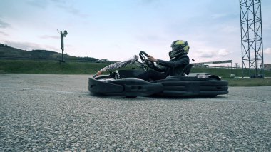 Bansko, Bulgaristan - 13 Ağustos 2018: Kız sürücü go-kart karting pistte