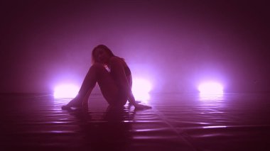 Kavram. Esnek kız duman bulutunda dans ediyor