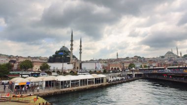 İstanbul 'da ilkbaharda Yeni Cami ve Galata Köprüsü, gökyüzü manzarası