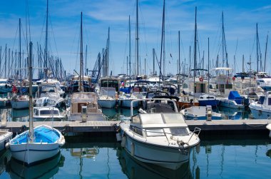 Bağlantı noktası ve Saint-Tropez limanda. Fransız Rivierası'nda en popüler yerlerinden biri. Her yıl noktasına ev sahipliği yapan birçok Lüks Yatlar