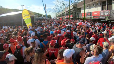 Budapeşte, Macaristan - Haziran 2018: Sepang Uluslararası Pisti Macar Formula 1 (F1) Grand Prix ön gösterimleri sırasında Pitlane 'deki insanlar