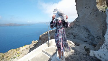Santorini 'nin Kalbi ve Agios Nikolaos Ortodoks Kilisesi' nin merdivenlerinde Santorini adasının keyfini çıkarın.