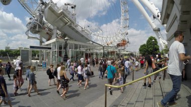 Londra, İngiltere - 17 Haziran 2017: Parlak güneşli bir günde Londra 'nın Gözü