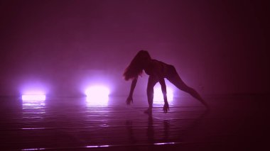 Dans pistinde dumana dönüşen şehvetli erotik dans.