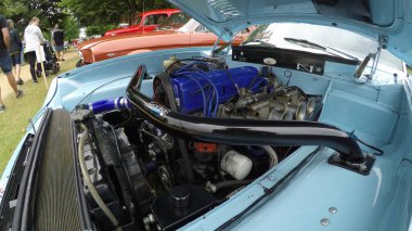 Londra, İngiltere - Temmuz 2017: Bir araba müzayedesinde eski bir arabanın kaputunun altında