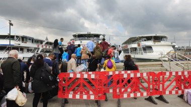 İstanbul, Türkiye - 15 Mayıs 2019: Tanımlanamayan yolcular Eminonu Limanı, Beyoğlu, İstanbul 'daki feribota bindi. İstanbul 'da günde yaklaşık 150 bin yolcu feribot kullanıyor