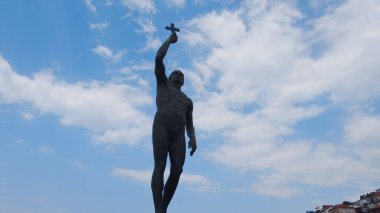 Makedonya 'nın Ohri kentinde mavi gökyüzüne karşı bir Haç heykeli yakalıyor