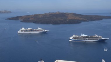 Santorini, Fira 'dan demir atmış feribot tekneleriyle Kameni volkan adasına bakın.