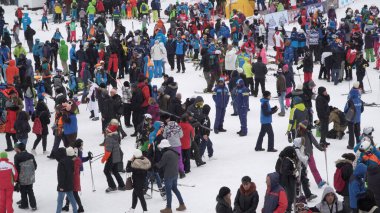 Bansko, Bulgaristan - 14 Aralık 2019: Bulgaristan 'ın Bansko kentinde yeni bir kayak sezonunun açılışında genç kayakçılar.