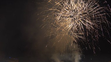 Yeni yıl kutlamaları sırasında karanlık gökyüzünde inanılmaz renkli havai fişekler.