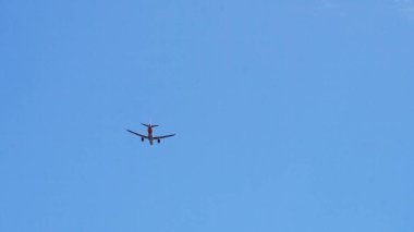 Modern büyük uçak gökyüzünde uçuyor.