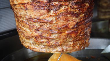 Türk tavuk çevirici kebabı tükürük, yakın plan