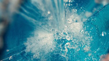 Şelale jeti havuza düştü.