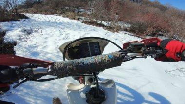 Enduro Ekstrem Motokros MX sürücüsü Kirli Dağ Oranında Harekete Geçti