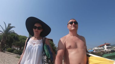 Mutlu Romantik Çiftler Sahilde Yürüyüşü. Seyahat Tatil Yaşam Tarzı Konsepti