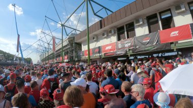 Budapeşte, Macaristan - Haziran 2018: Sepang Uluslararası Pisti Macar Formula 1 (F1) Grand Prix ön gösterimleri sırasında Pitlane 'deki insanlar