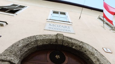 Wolfgang Amadeus Mozart 'ın Salzburg' daki doğum evi güneşli bir yaz günü, Avusturya