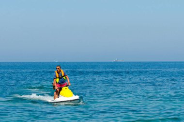Jet Ski 'deki Genç Adam, Tropikal Okyanus, Tatil Konsepti
