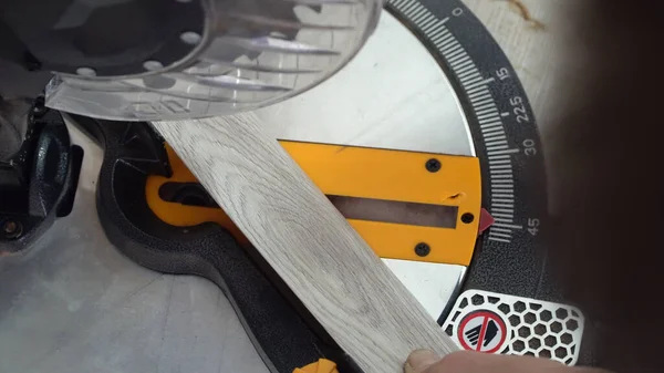 Contractor Using Circular Saw Cutting New Laminate Flooring — Stock Photo, Image