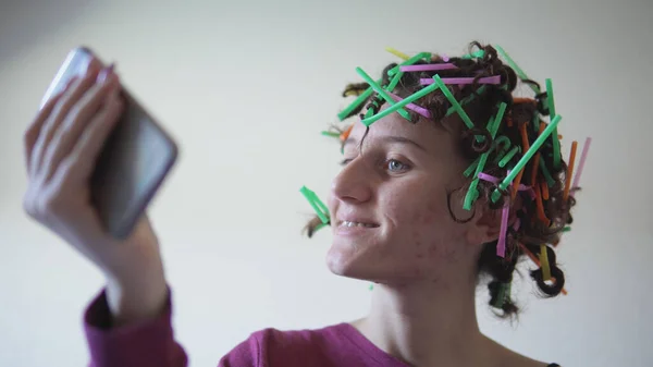 Mujer Hispana Emocionada Con Peinado Afro Hecho Con Paja Plástico —  Fotos de Stock