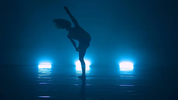 Graciosa Mulher Balé Moderno Dançando Chão Estúdio Com Luzes Azuis — Fotografia de Stock