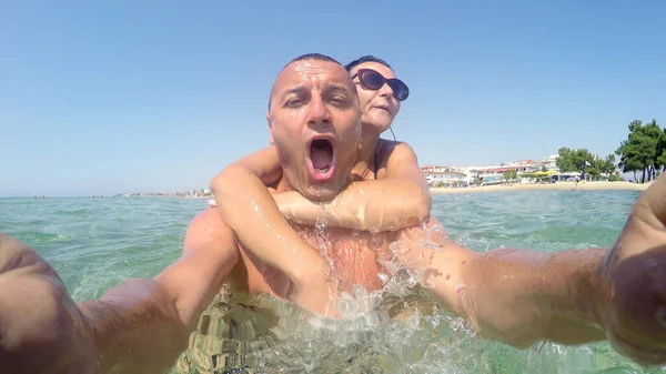 Selfie Eines Romantischen Glücklichen Paares Beim Relaxen Türkisfarbenen Strandwasser Sommerferienkonzept — Stockfoto
