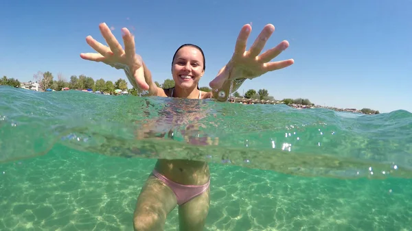 Glücklich Lächelnde Teenie Mädchen Haben Spaß Beim Schwimmen Unter Wasser — Stockfoto