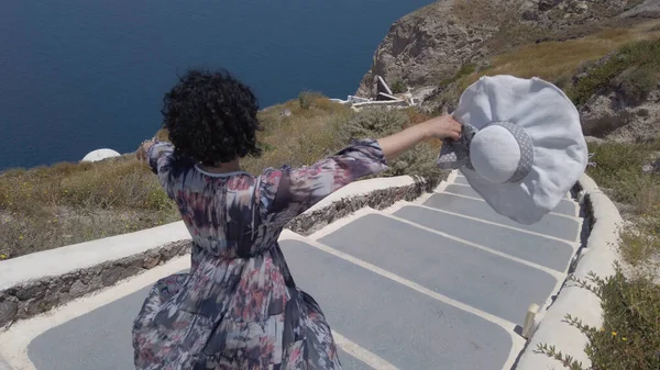 Viaje Turista Mujer Feliz Despertando Escaleras Santorini Islas Griegas Grecia — Foto de Stock