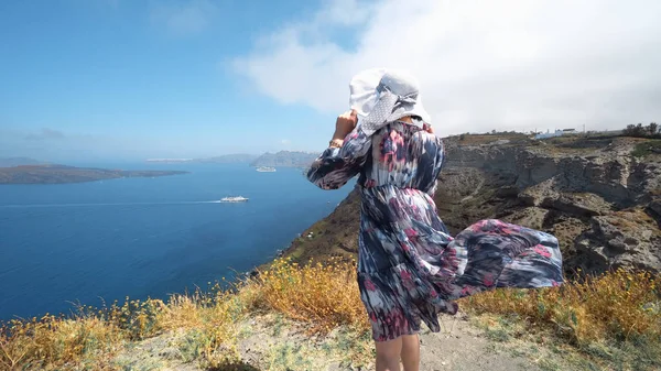 Mulher Atraente Grécia Santorini Ilha Desfrutar Vista Panorâmica Mar Acima — Fotografia de Stock