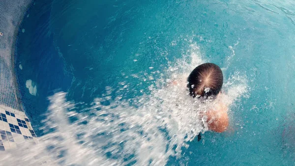 Spruzzatura Acqua Sul Retro Una Donna Piscina — Foto Stock