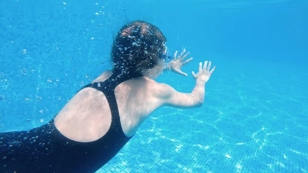 Menina Está Nadando Piscina Subaquática Câmera Lenta — Fotografia de Stock