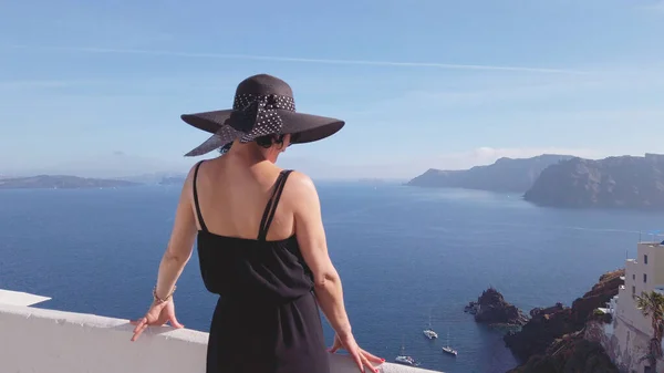 Elegante Preto Vestido Mulher Onda Mãos Desfrutar Vista Oia Santorini — Fotografia de Stock