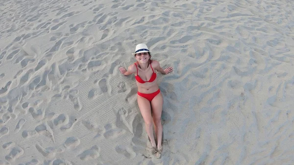 Letni Portret Młodej Opalonej Kobiety Ciesząc Się Życiem Siedząc Plaży — Zdjęcie stockowe