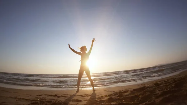 Healthy Woman Seashore Sunset Doing Gymnastics Exercises — Stock Photo, Image