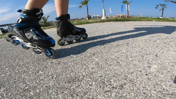 Tonåring Kjol Rollerblading Solig Dag Nära Havet — Stockfoto